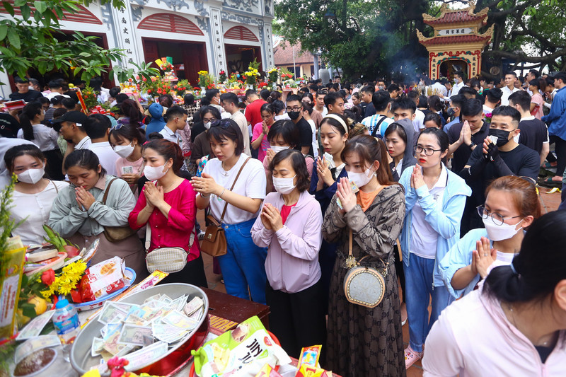 Chen chân lễ Phủ Tây Hồ trong ngày đầu tháng 'cô hồn'