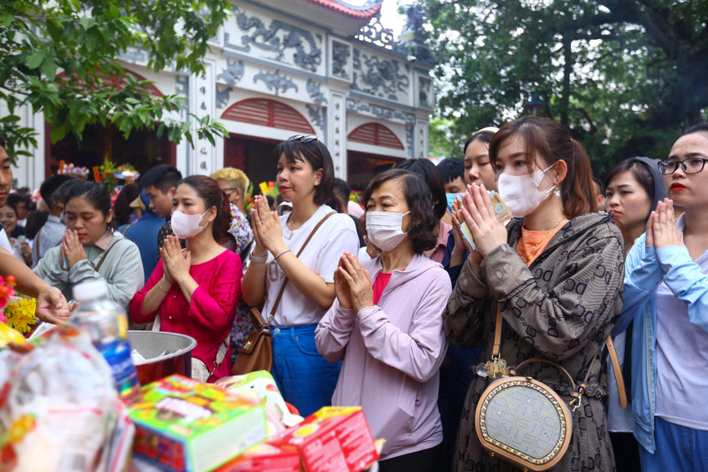 Chen chân lễ Phủ Tây Hồ trong ngày đầu tháng 'cô hồn'