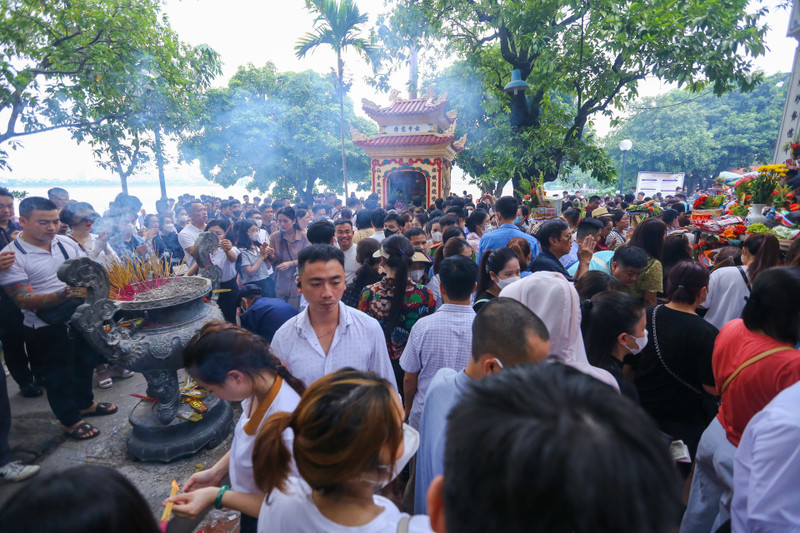 Chen chân lễ Phủ Tây Hồ trong ngày đầu tháng 'cô hồn'