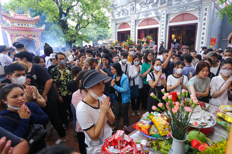 Chen chân lễ Phủ Tây Hồ trong ngày đầu tháng 'cô hồn'