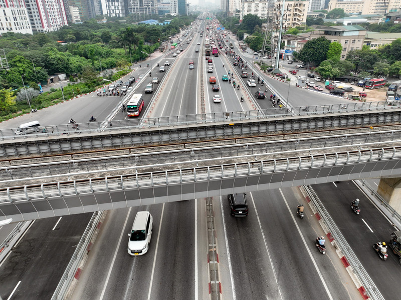 Thông xe hai cầu vượt thép Mai Dịch trong đêm