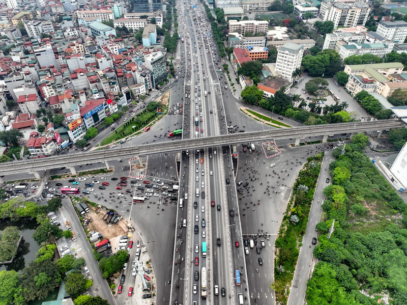 Thông xe hai cầu vượt thép Mai Dịch trong đêm