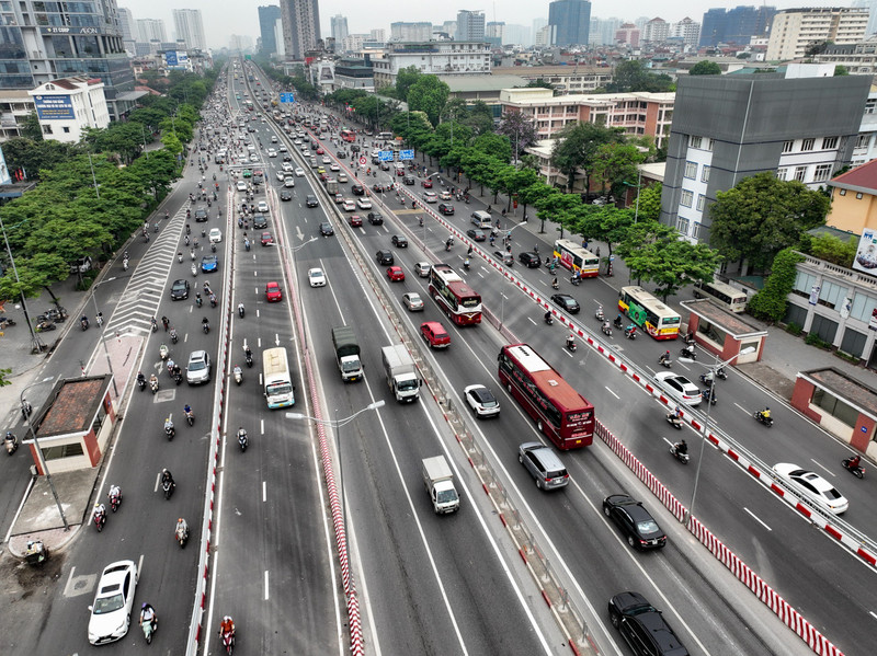 Thông xe hai cầu vượt thép Mai Dịch trong đêm