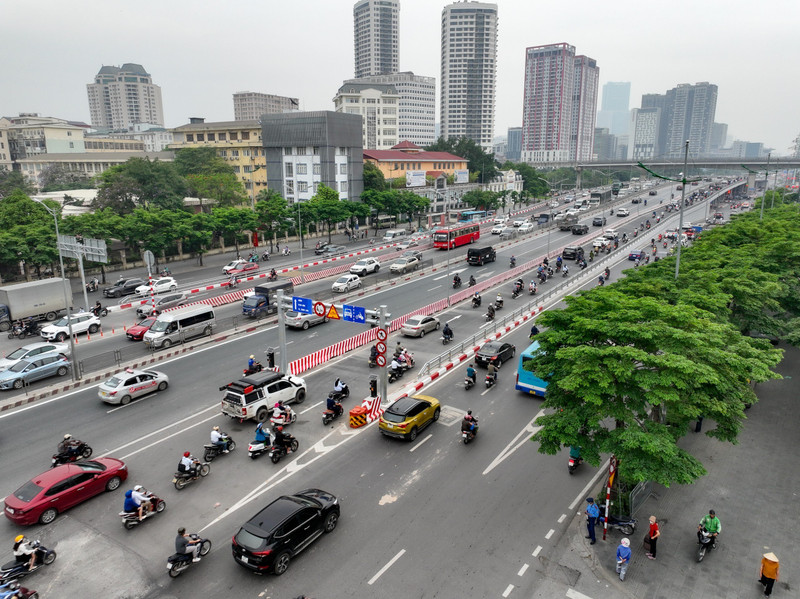 Thông xe hai cầu vượt thép Mai Dịch trong đêm