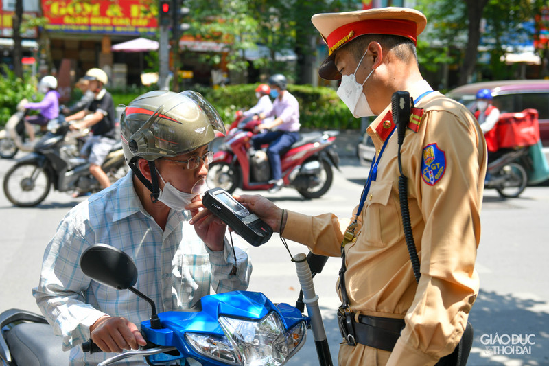 Uống bia giải nhiệt, nhiều tài xế bị xử phạt vi phạm nồng độ cồn