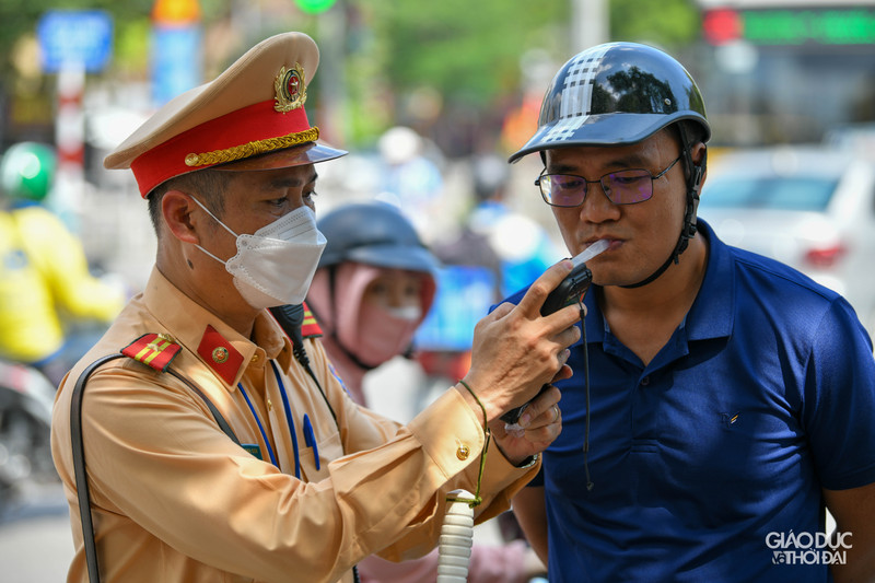 Uống bia giải nhiệt, nhiều tài xế bị xử phạt vi phạm nồng độ cồn