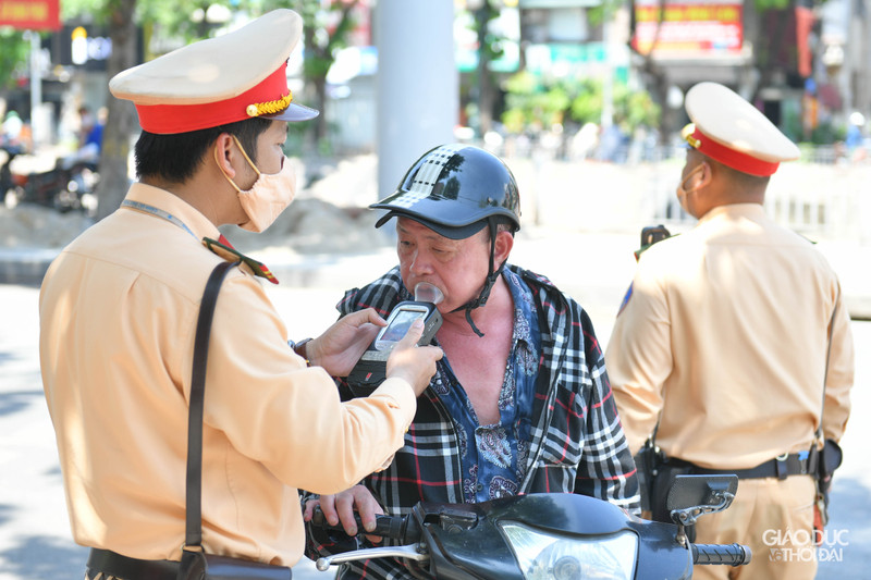 Uống bia giải nhiệt, nhiều tài xế bị xử phạt vi phạm nồng độ cồn