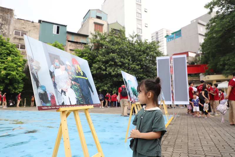 Học sinh, sinh viên Hà Nội trải nghiệm kỹ năng chữa cháy