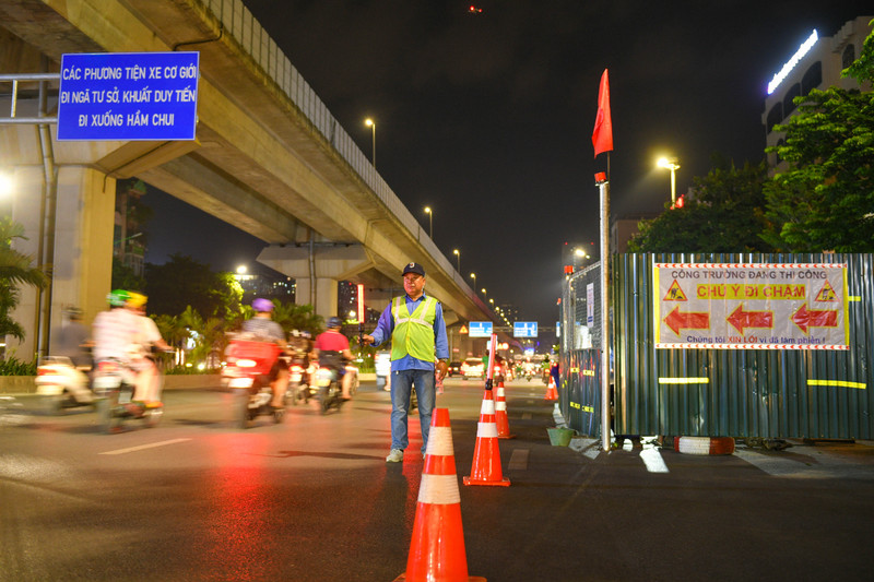 Rào chắn đường Nguyễn Trãi trong đêm