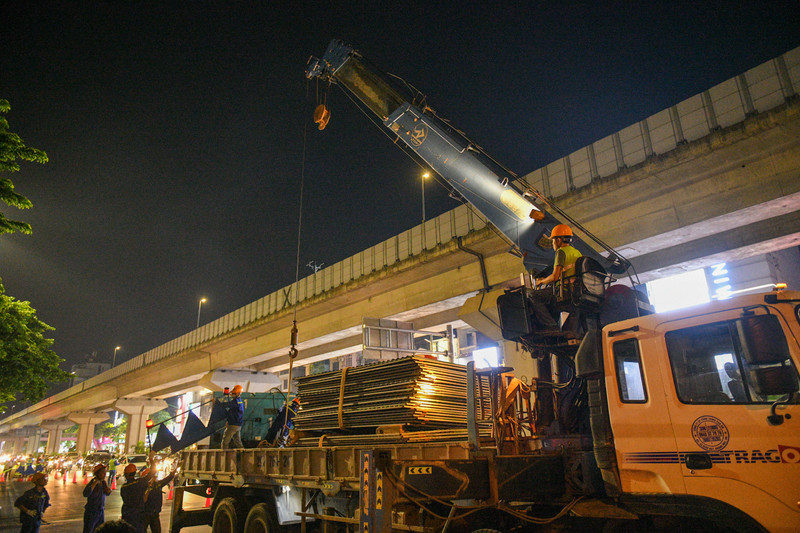 Rào chắn đường Nguyễn Trãi trong đêm