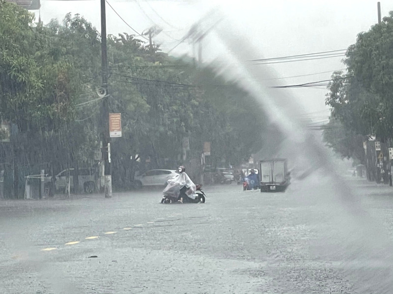 Người dân TP Hà Tĩnh lội bì bõm sau trận mưa lớn