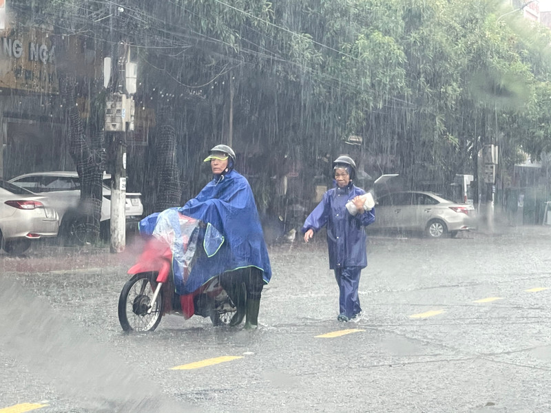 Người dân TP Hà Tĩnh lội bì bõm sau trận mưa lớn