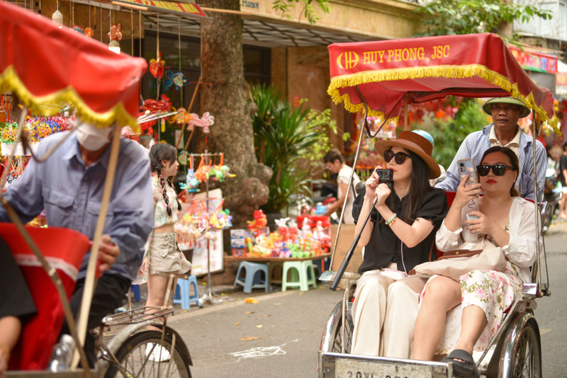 Giới trẻ nô nức 'check-in' Trung thu sớm ở phố Hàng Mã