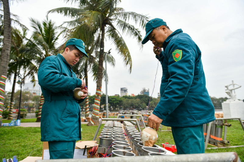 Cận cảnh trận địa pháo hoa phục vụ cho đêm Giao thừa