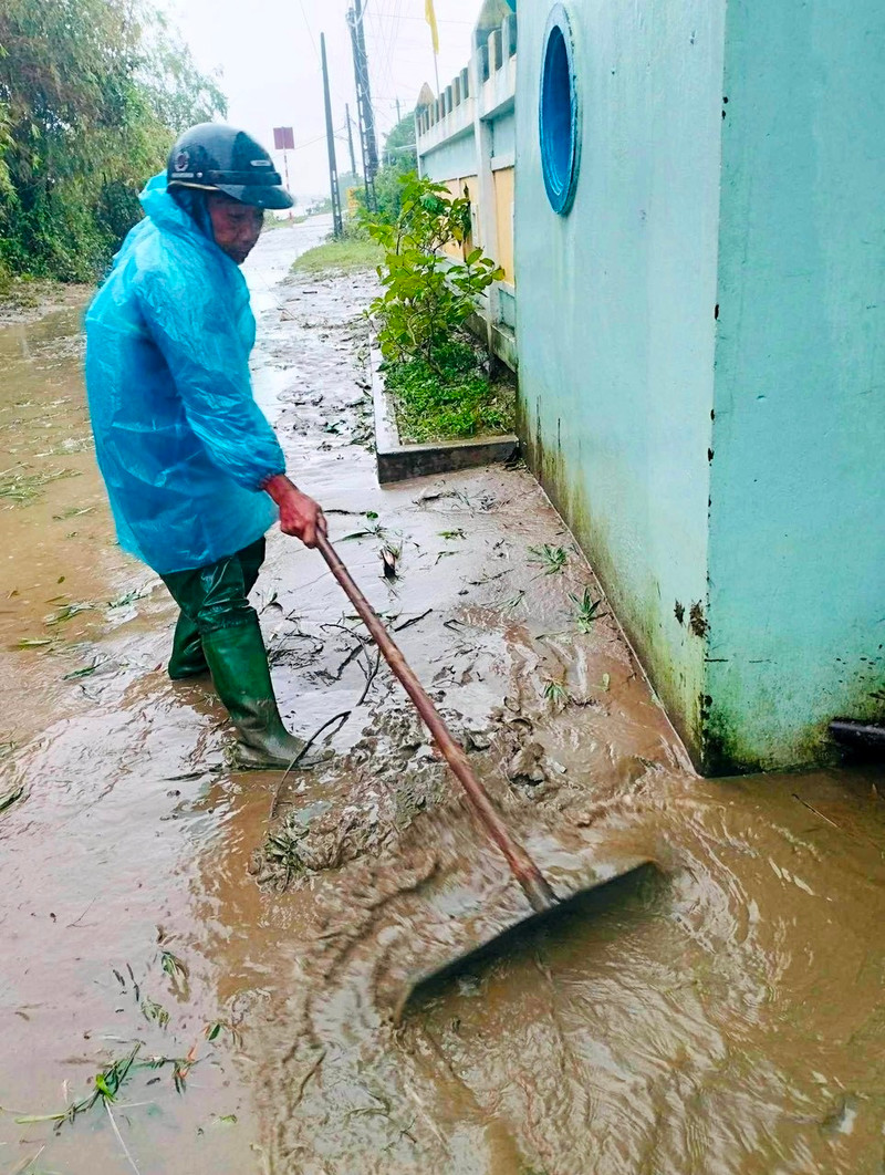 Thầy cô giáo Thừa Thiên – Huế khẩn trương dọn bùn đất sau trận lũ lớn