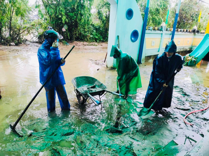 Thầy cô giáo Thừa Thiên – Huế khẩn trương dọn bùn đất sau trận lũ lớn