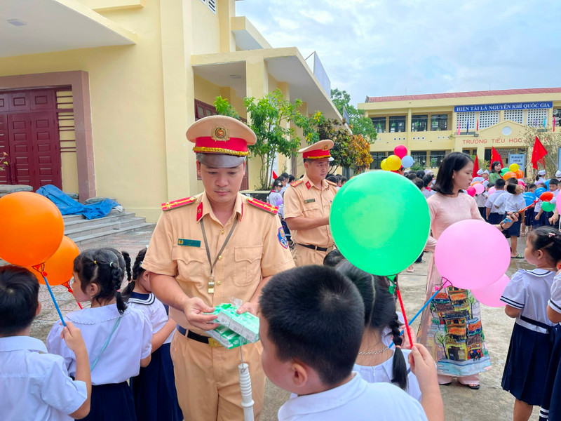 CSGT Thừa Thiên - Huế phát sữa cho học sinh vùng sâu đi khai giảng sớm