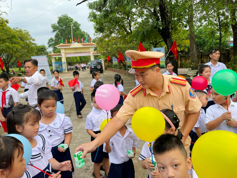 CSGT Thừa Thiên - Huế phát sữa cho học sinh vùng sâu đi khai giảng sớm