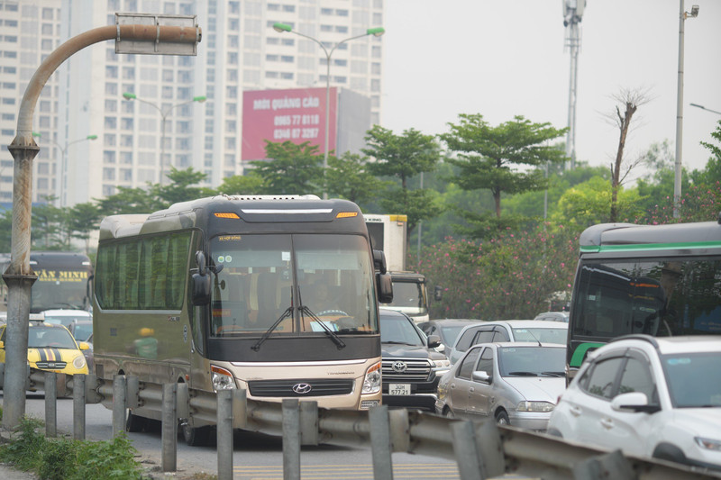 Người dân ùn ùn trở lại Thủ đô dù chưa hết kỳ nghỉ lễ