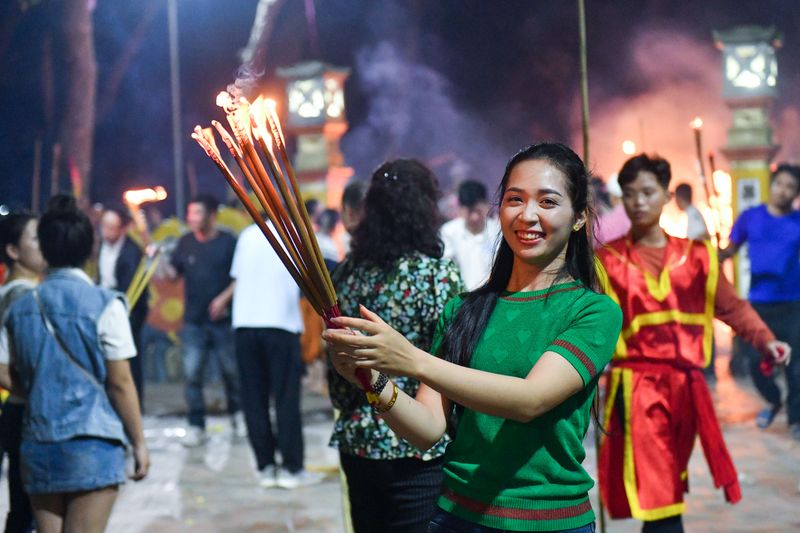 Người dân dùng sào tre xin lửa cầu may đầu năm mới