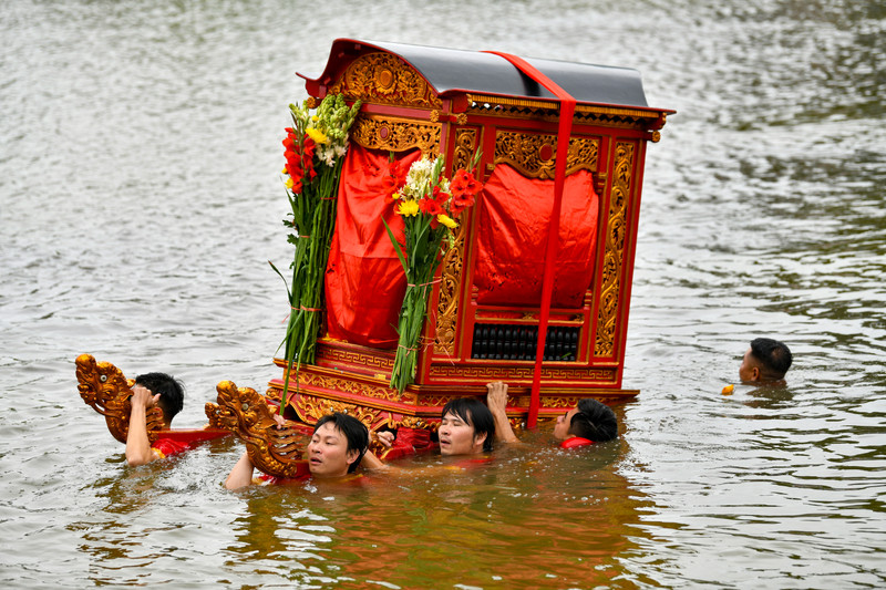 Độc đáo thanh niên trầm mình dưới nước lạnh rước kiệu Thánh ở Thái Bình