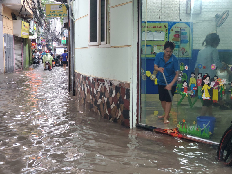 Nhiều tuyến phố của Hà Nội ngập sâu sau trận mưa giải nhiệt 