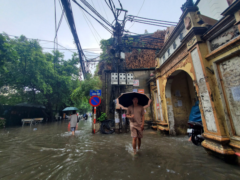 Nhiều tuyến phố của Hà Nội ngập sâu sau trận mưa giải nhiệt 