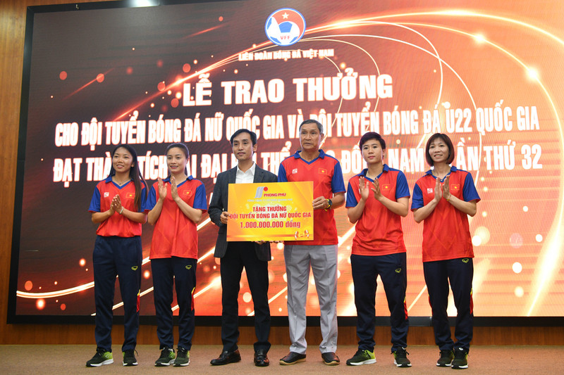 Tuyển nữ Việt Nam nhận 5,6 tỉ đồng tiền thưởng sau SEA Games 32