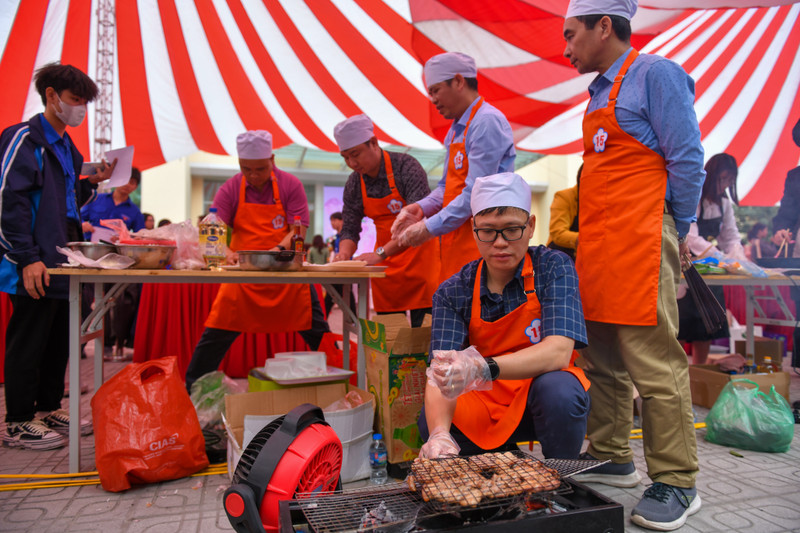 Hào hứng cuộc thi làm bún chả ngày 8/3 của nam giảng viên Sư phạm