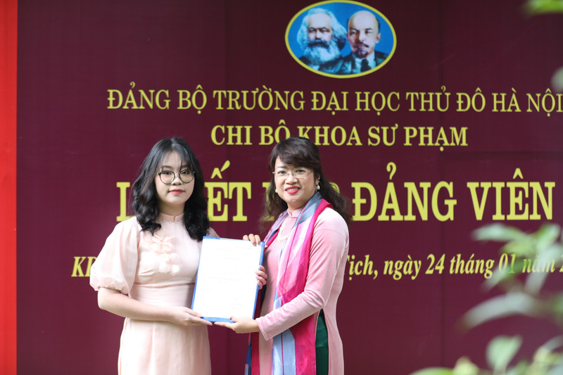 12 sinh viên ưu tú Trường ĐH Thủ đô Hà Nội được kết nạp Đảng