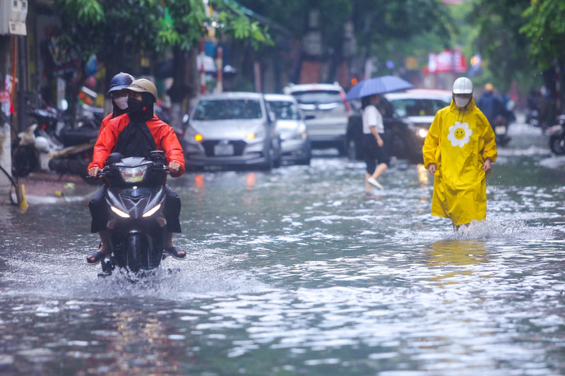 Nhiều tuyến phố của Hà Nội ngập sâu sau trận mưa giải nhiệt 