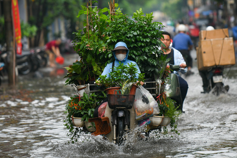 Nhiều tuyến phố của Hà Nội ngập sâu sau trận mưa giải nhiệt 