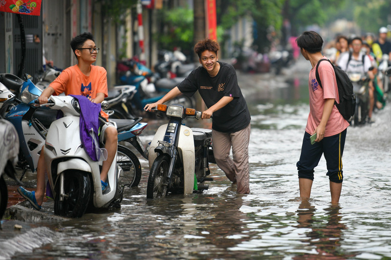 Nhiều tuyến phố của Hà Nội ngập sâu sau trận mưa giải nhiệt 