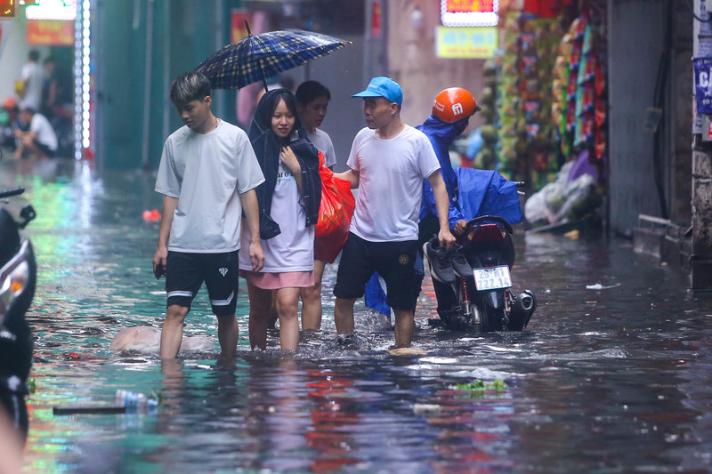 Nhiều tuyến phố của Hà Nội ngập sâu sau trận mưa giải nhiệt 