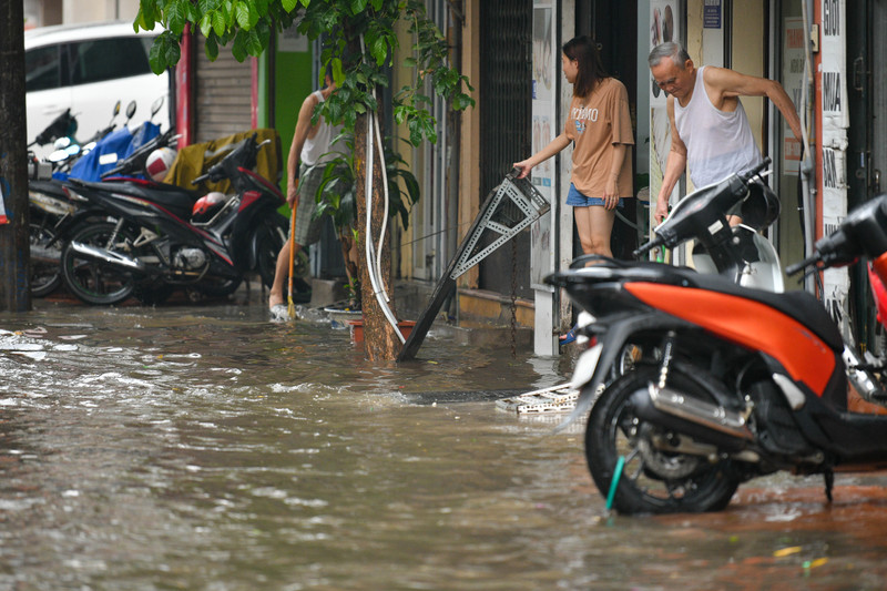 Nhiều tuyến phố của Hà Nội ngập sâu sau trận mưa giải nhiệt 