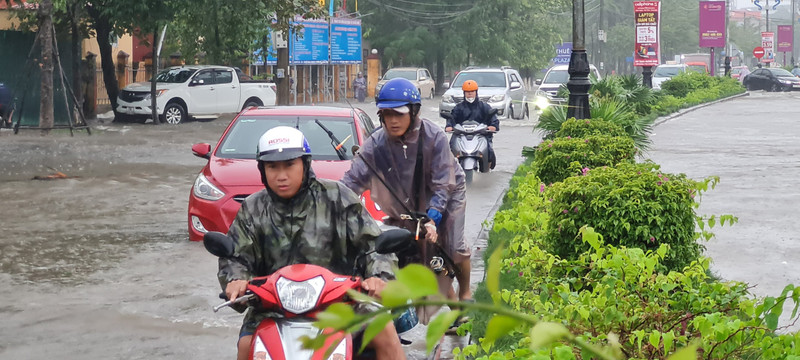 Quảng Bình mưa như trút nước, đường phố 'tê liệt'