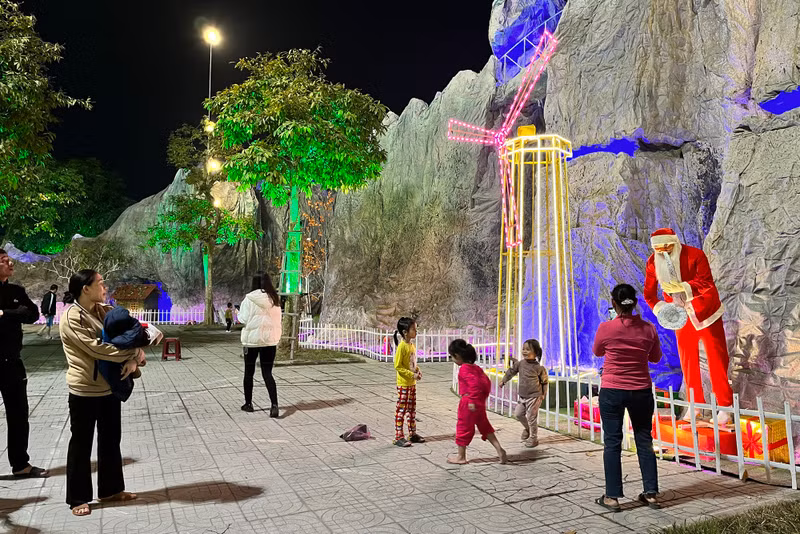 Sau khi hoàn thành, hang đá bắt đầu mở cửa đón khách tới tham quan, check-in. Vào buổi tối thu hút rất đông người dân, trẻ em đến vui chơi. (Ảnh: Phạm Tâm). Chiêm ngưỡng hang đá 'khủng' đón Giáng sinh ở Nghệ An
