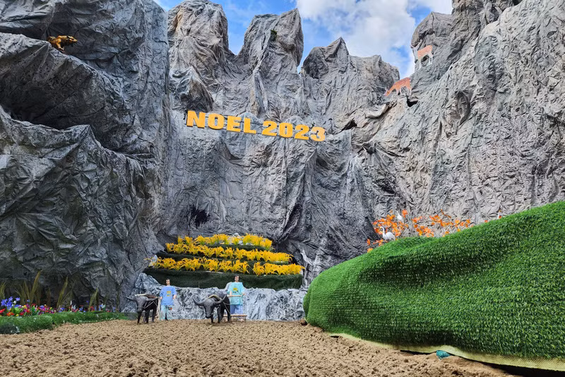 Dọc hang đá này được bố trí rất nhiều tiểu cảnh làng quê Việt Nam như con trâu cày ruộng, ao cá, câu cá, giã gạo… (Ảnh: Phạm Tâm). Chiêm ngưỡng hang đá 'khủng' đón Giáng sinh ở Nghệ An