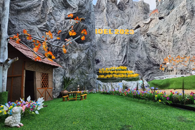 Đây được đánh giá là một trong những hang đá được thiết kế độc đáo và hoành tráng nhất Nghệ An trong mùa Giáng sinh năm nay. (Ảnh: Phạm Tâm). Chiêm ngưỡng hang đá 'khủng' đón Giáng sinh ở Nghệ An