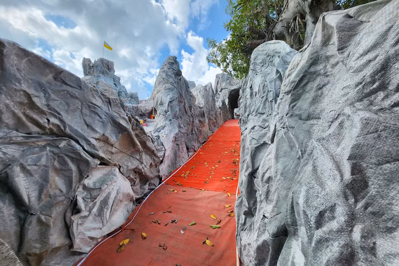 Trong suốt 1 tháng qua, trung bình mỗi ngày có 70 người dân trong giáo xứ đến làm việc để hoàn thiện hang đá. (Ảnh: Phạm Tâm). Chiêm ngưỡng hang đá 'khủng' đón Giáng sinh ở Nghệ An