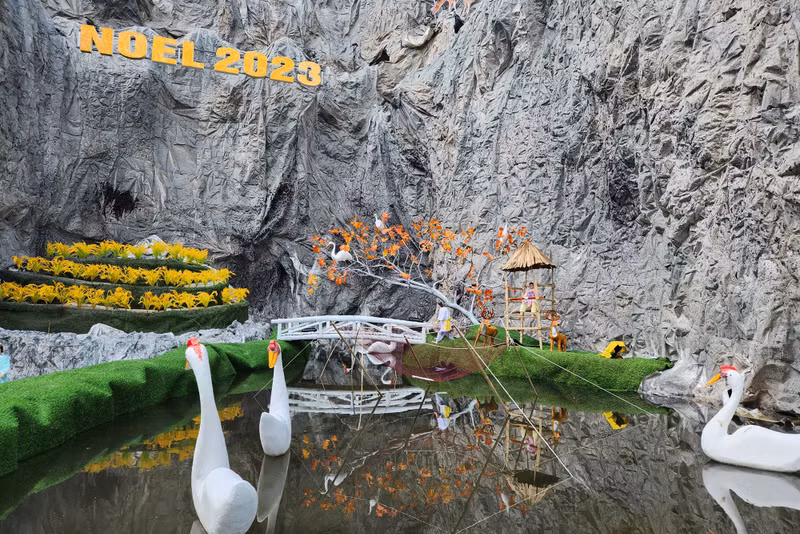 “Hang đá được làm rất công phu và cầu kỳ. Năm nào tôi cũng đến giáo xứ Kẻ Gai để tham quan và chiêm ngưỡng", bà Phạm Thị Hoa (trú tại TP Vinh, Nghệ An) nói. (Ảnh: Phạm Tâm). Chiêm ngưỡng hang đá 'khủng' đón Giáng sinh ở Nghệ An
