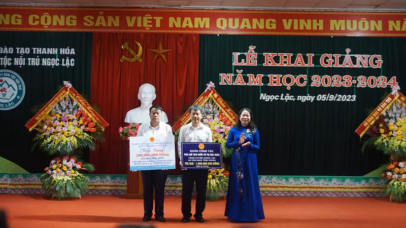 Phó Chủ tịch nước Võ Thị Ánh Xuân dự khai giảng ở trường miền núi Thanh Hóa