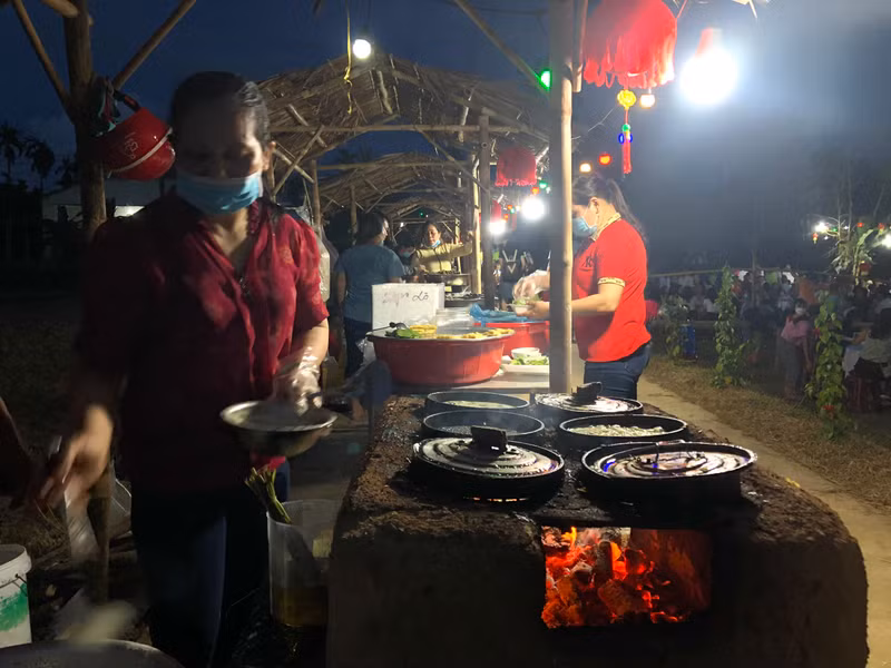 Học sinh thích thú trải nghiệm làm bánh truyền thống ở làng du lịch