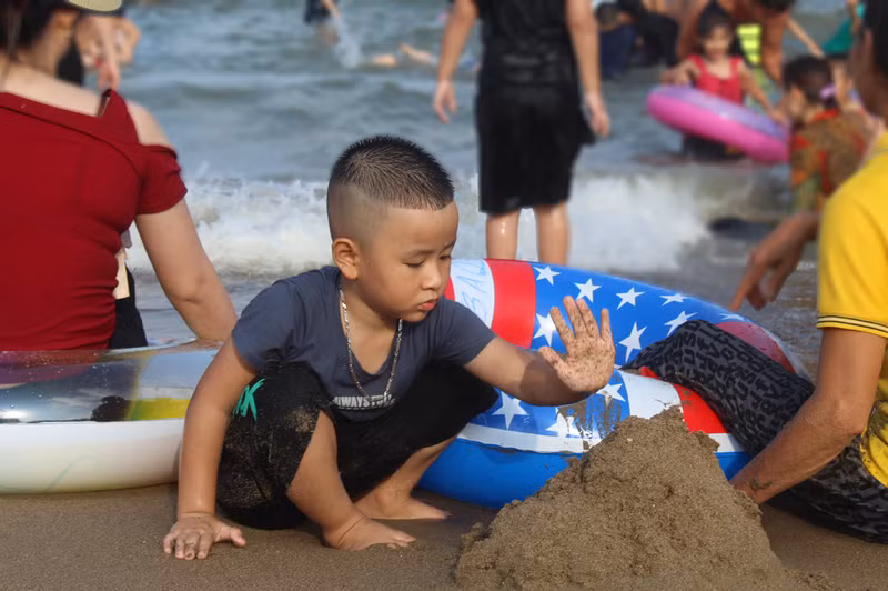 Bãi biển Sầm Sơn ken đặc người ngày cuối tuần