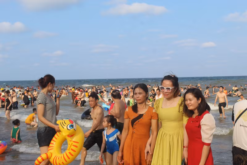 Bãi biển Sầm Sơn ken đặc người ngày cuối tuần
