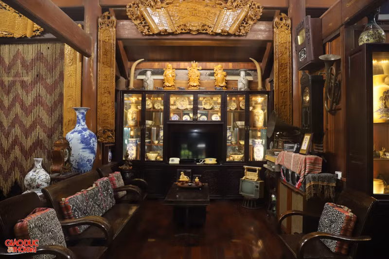 Tại thị trấn Con Cuông (huyện Con Cuông, Nghệ An), căn nhà sàn 2 tầng được ông Vi Văn Phúc (SN 1945) biến thành “bảo tàng”, lưu giữ hàng nghìn hiện vật của đồng bào Thái. (Ảnh: Phạm Tâm) Chiêm ngưỡng 'bảo tàng' dân tộc Thái ở miền Tây xứ Nghệ