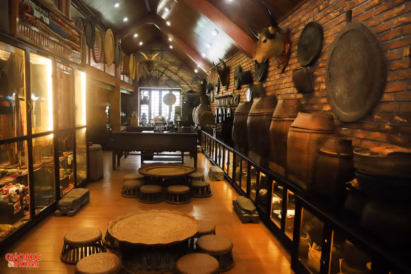 Căn nhà rộng chừng 300m2 được ông Phúc chia thành nhiều khu vực, trưng bày thành từng nhóm theo chức năng và ý nghĩa một cách khoa học. (Ảnh: Phạm Tâm) Chiêm ngưỡng 'bảo tàng' dân tộc Thái ở miền Tây xứ Nghệ