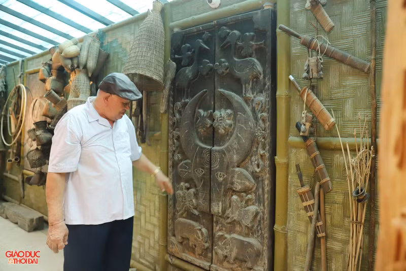 1 trong 2 bộ cửa gỗ nguyên khối, được chạm khắc hình các con vật như trâu, bò, lợn... mà ông Phúc sưu tầm được. (Ảnh: Phạm Tâm) Chiêm ngưỡng 'bảo tàng' dân tộc Thái ở miền Tây xứ Nghệ