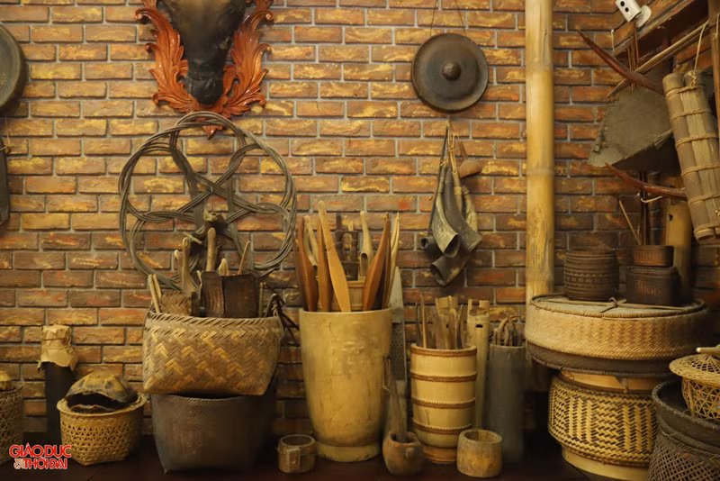 Dưới tầng trệt, ông Phúc trưng bày các dụng cụ sản xuất, săn bắt, hái lượm, đồ sinh hoạt hàng ngày. (Ảnh: Phạm Tâm) Chiêm ngưỡng 'bảo tàng' dân tộc Thái ở miền Tây xứ Nghệ