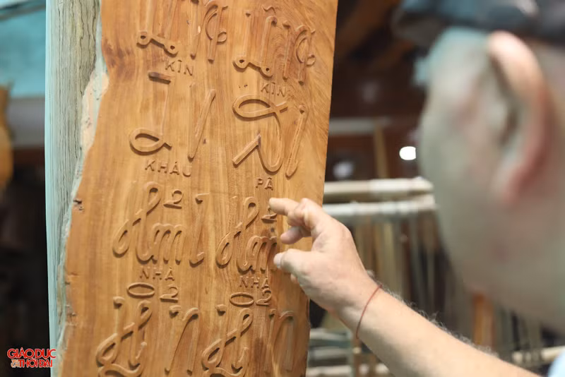 Sau hàng chục năm sưu tầm, đến lúc nghỉ hưu, ông Phúc đã sở hữu một “kho báu văn hóa” đồ sộ và đa dạng chủng loại. Trong ảnh, câu đối được viết bằng tiếng Thái. (Ảnh: Phạm Tâm) Chiêm ngưỡng 'bảo tàng' dân tộc Thái ở miền Tây xứ Nghệ